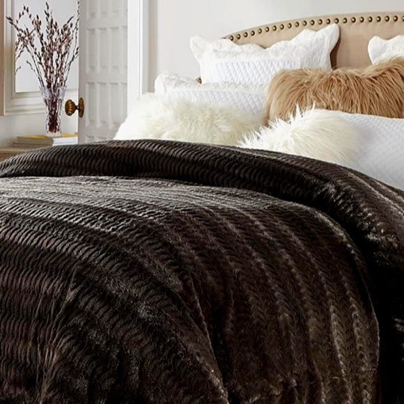 Soft Textured Chocolate Brown Queen / Full Size Bed Faux Fur Blanket Bedspread - Picture 6 of 9